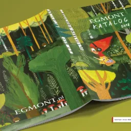 Otwarty katalog Egmont 2018 z ilustracją Czerwonego Kapturka w słuchawkach i hasłem 'żeby dzieci czytały świat!', na tle leśnej scenerii z grzybami i drzewami.