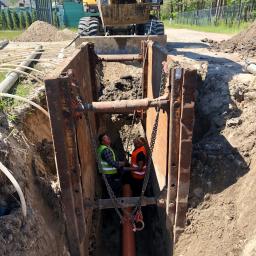 Budowa sieci kanalizacyjnej na głębokości 370cm z użyciem igłofiltrów do pompowania wody gruntowej