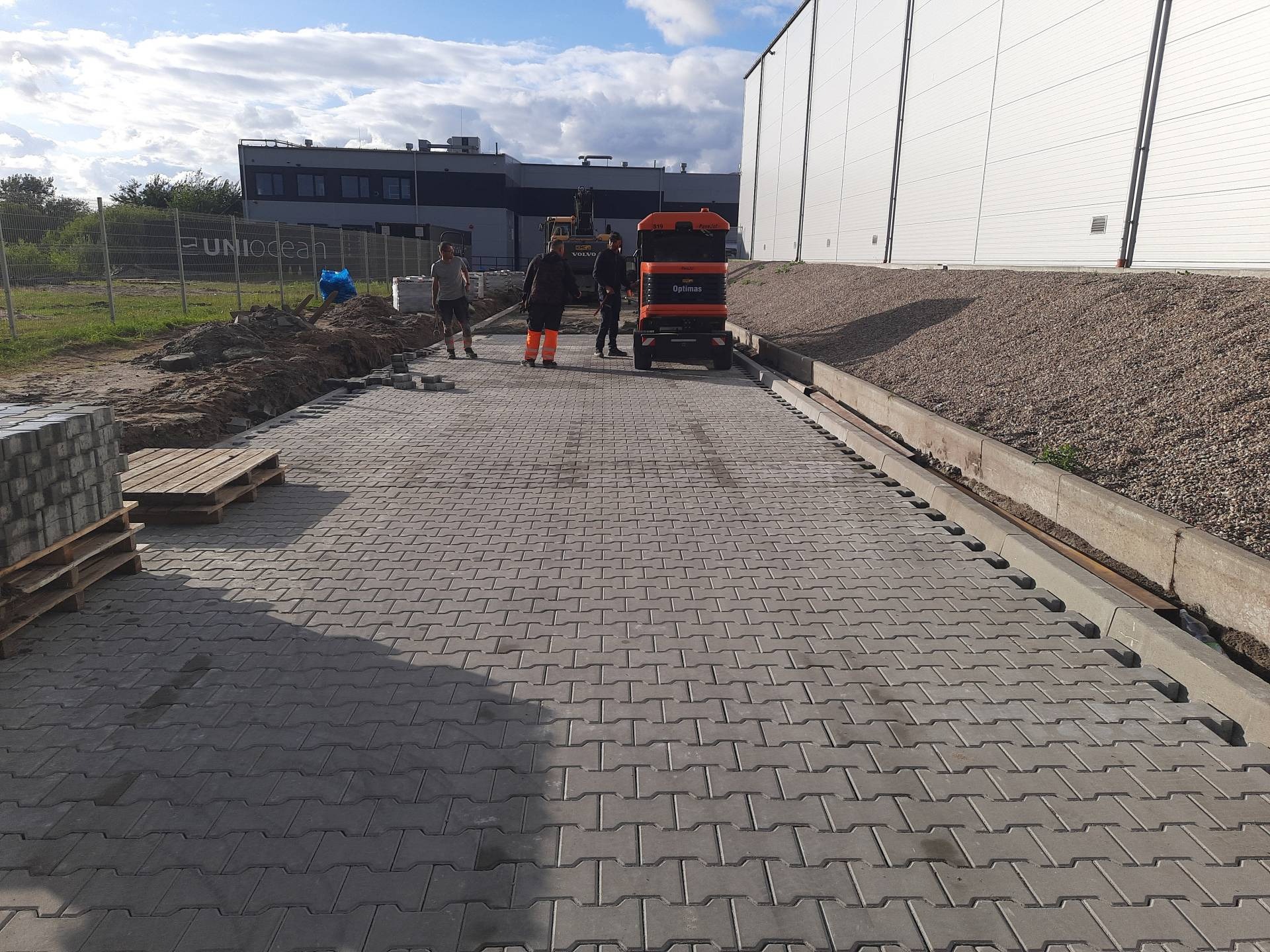 Maszynowe układanie kostki brukowej