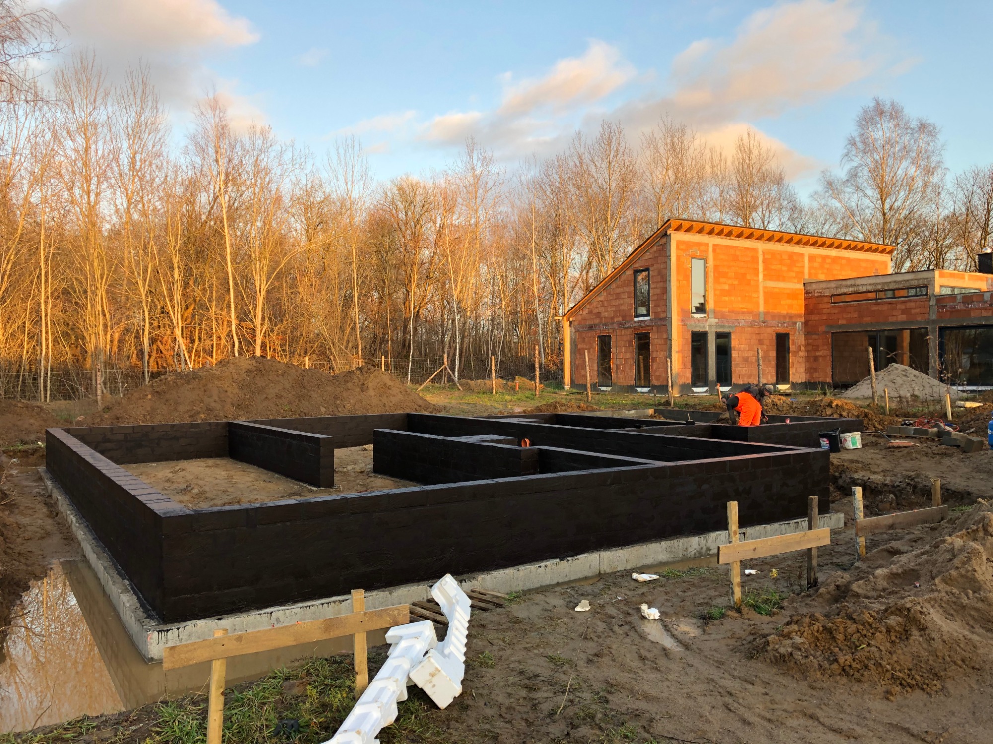 Budowa fundamentów na ławie fundamentowej. Różnica w wysokości ostatniej warstwy max 0,5cm.