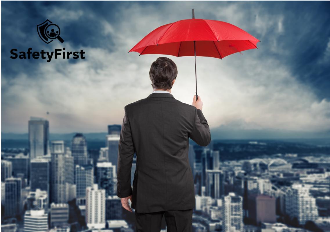 Mężczyzna w garniturze, tyłem, trzyma czerwony parasol na tle panoramy miasta i pochmurnego nieba, z logo 'SafetyFirst' w lewym górnym rogu.