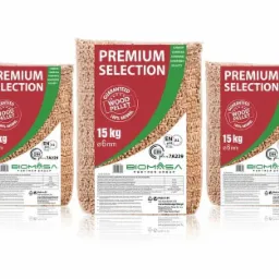 Trzy worki pelletu drzewnego Premium Selection 15 kg na białym tle, z widocznymi certyfikatami DINplus i ENplus A1, prezentacja produktu Biomasa Partner Group.