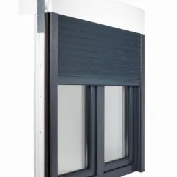 Szare okno PCV z częściowo opuszczoną szarą roletą zewnętrzną, widoczny mechanizm mocujący roletę.