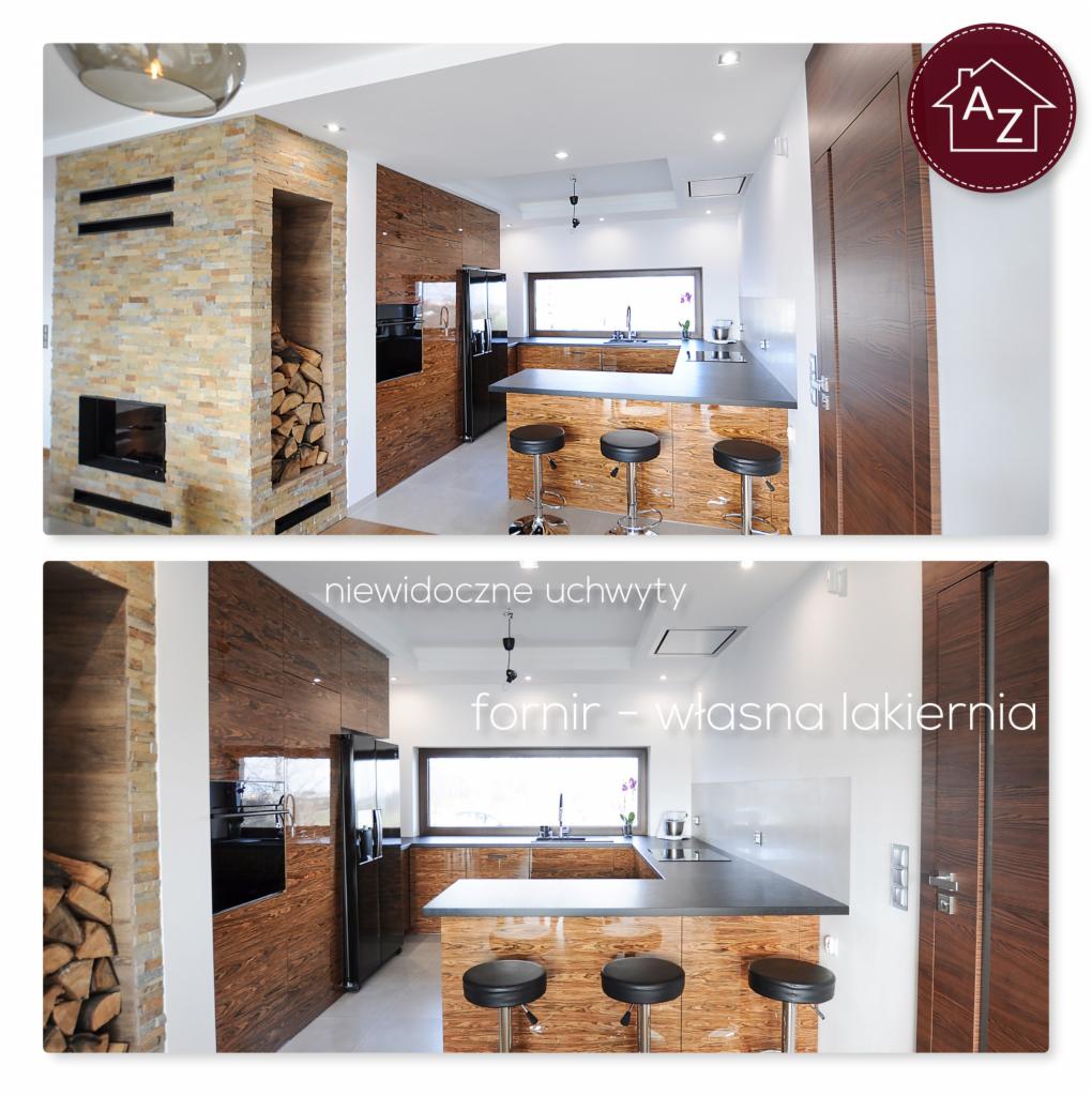 Nowoczesna kuchnia z drewnianą zabudową, wyspą z hokerami i kominkiem obłożonym kamieniem dekoracyjnym, prezentowana w dwóch ujęciach.