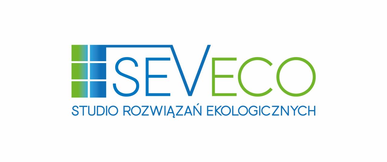 Logo firmy SEVECO, studio rozwiązań ekologicznych. Logo składa się z niebiesko-zielonych kwadratów oraz napisu w kolorach niebieskim i zielonym.