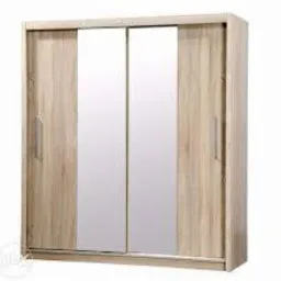 Czterodrzwiowa szafa z przesuwnymi drzwiami, dwie środkowe części lustrzane, wykończenie w jasnym odcieniu drewna.