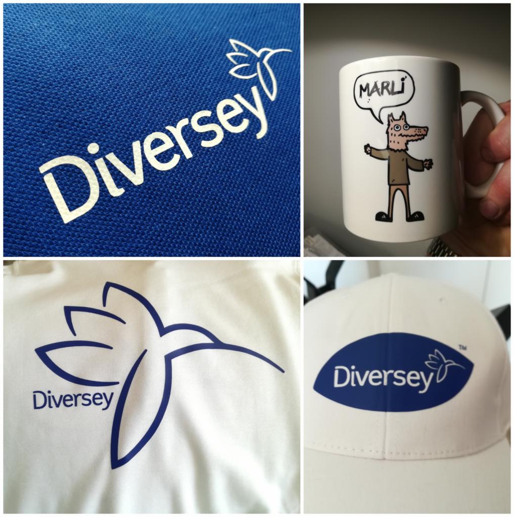 Kolaż przedstawiający różne produkty z nadrukowanym logo firmy: niebieska koszulka polo, biały kubek z rysunkiem, biała koszulka i biała czapka z daszkiem. Logo w kolorze białym lub niebieskim.