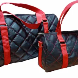 Dwie pikowane, czarne torby z czerwonymi uchwytami i szwami, w kształcie trapezu i walca, ustawione na białym tle.