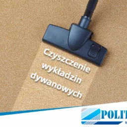 Dysza odkurzacza pozostawiająca czysty pas na beżowej wykładzinie dywanowej, widoczne logo firmy sprzątającej w rogu zdjęcia.
