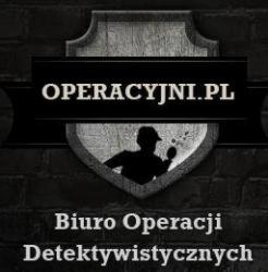 Logo biura detektywistycznego OPERACYJNI.PL z sylwetką detektywa w kapeluszu i z lupą na tle tarczy, umieszczone na ciemnej, teksturowanej ścianie.