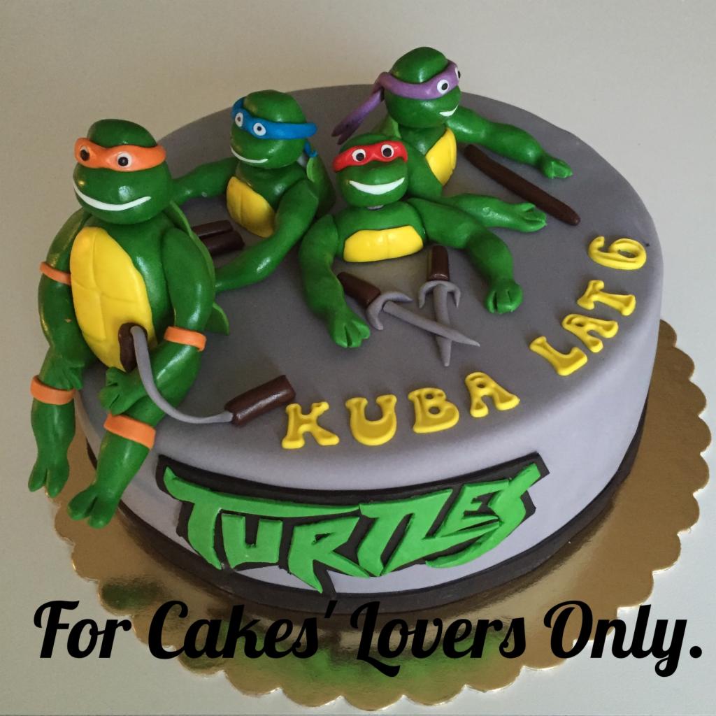 Tort urodzinowy z motywem Wojowniczych Żółwi Ninja, z imieniem 'Kuba' i napisem 'LAT 6' wykonanymi z żółtego lukru.
