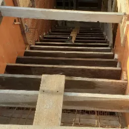 Szalunek schodów z drewnianymi belkami i zbrojeniem stalowym, widok z góry w dół.