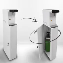 Biały dystrybutor wody z ukrytą butlą CO2 w dolnej szafce, pokazany w dwóch ujęciach: zamknięty i z otwartymi drzwiczkami, strzałka wskazuje na transformację.