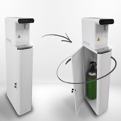 Biały dystrybutor wody z ukrytą butlą CO2 w dolnej szafce, pokazany w dwóch ujęciach: zamknięty i z otwartymi drzwiczkami, strzałka wskazuje na transformację.