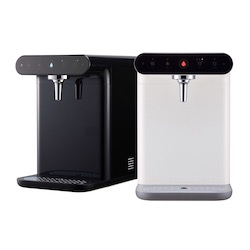 Dwa dystrybutory wody, jeden czarny i jeden biały, stoją obok siebie na białym tle. Czarny dystrybutor jest lekko przesunięty do przodu, ukazując tackę ociekową. Oba urządzenia mają minimalistyczny...