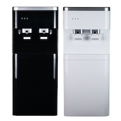 Dwa dystrybutory wody: czarny i biały, ustawione obok siebie, z widocznymi kranikami i panelami kontrolnymi, na białym tle.