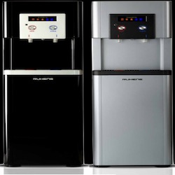 Dwa dystrybutory wody, czarny i srebrny, stoją obok siebie, z widocznymi panelami sterowania i przyciskami do dozowania wody ciepłej i zimnej.