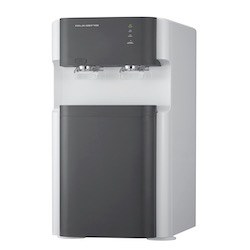 Dystrybutor wody o nowoczesnym designie, z dwoma kranikami i panelem kontrolnym z diodami LED, w kolorze białym i grafitowym, na białym tle.