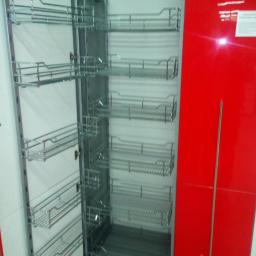 P.h.u.laskar - Wysuwana szafka cargo z metalowymi koszykami i czerwonym frontem, widok z bliska.