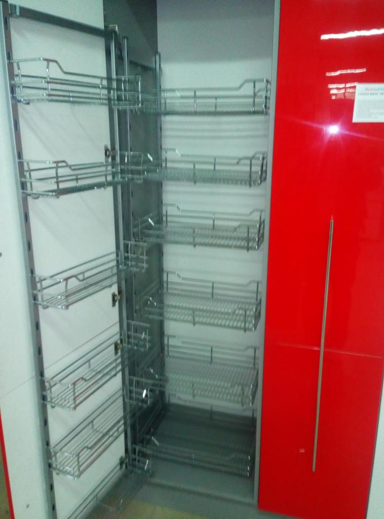 Wysuwana szafka cargo z metalowymi koszykami i czerwonym frontem, widok z bliska.