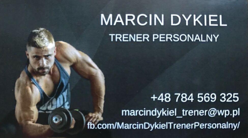 Wizytówka trenera personalnego Marcina Dykiela z Rzeszowa, prezentująca jego wizerunek z hantlą i dane kontaktowe.