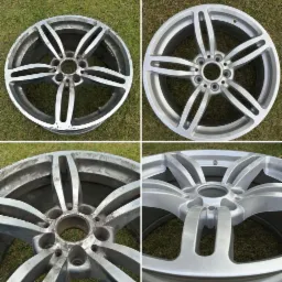 Porównanie felgi aluminiowej przed i po renowacji: po lewej stronie felga z widocznymi śladami korozji i zabrudzeniami, po prawej odnowiona, pomalowana na srebrno felga z połyskiem, leżąca na trawie.