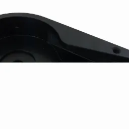 Czarny, plastikowy element osłonowy z otworem montażowym, widoczny z bliska na białym tle.