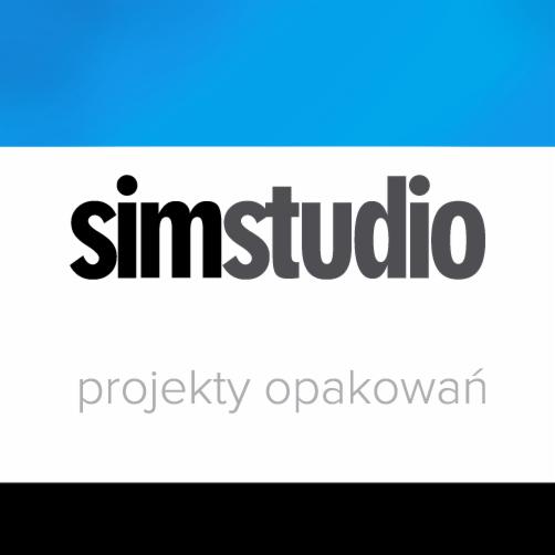 Logo firmy Simstudio specjalizującej się w projektach opakowań, czarny napis na białym tle z niebieskim gradientem u góry i czarnym paskiem na dole.