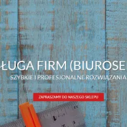 Kolorowe spinacze, klips, nóż biurowy i linijka na tle błękitnych desek z tekstem 'Obsługa Firm (Biuroserwis)'.