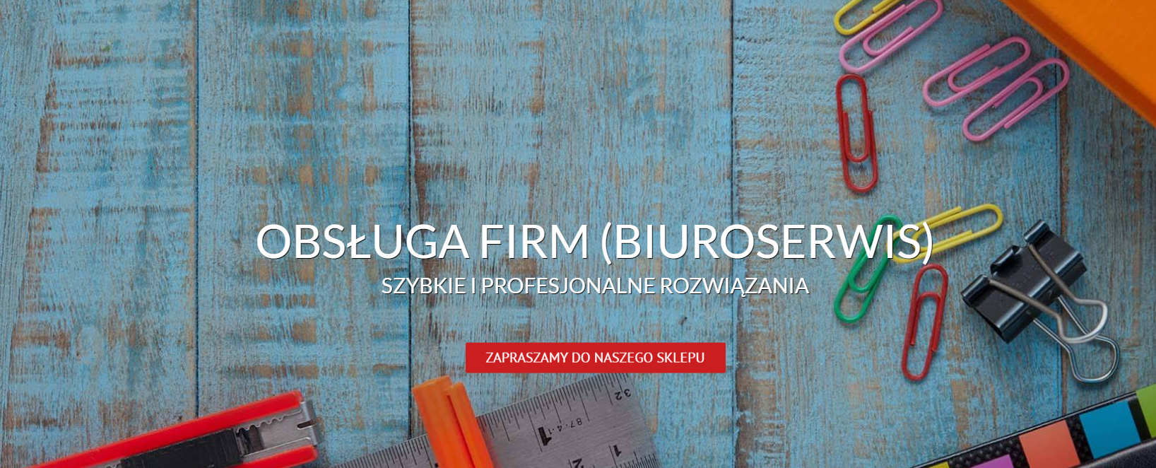 Kolorowe spinacze, klips, nóż biurowy i linijka na tle błękitnych desek z tekstem 'Obsługa Firm (Biuroserwis)'.