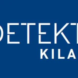 Logo firmy z lupą zawierającą odcisk palca oraz nazwą 'KILARECKI' na granatowym tle.