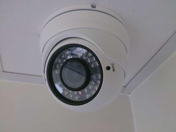 Biała kamera monitoringu kopułkowa z widocznymi diodami IR zamontowana na suficie.