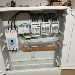 Wykonanie rozdzielni zasilania hali plus montarz na terenie kopalni.