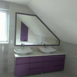 Nowoczesna łazienka na poddaszu z fioletowymi akcentami: szafka pod umywalki w kolorze fioletowym, dwie białe umywalki nablatowe, duże lustro w fioletowej ramie odbijające wannę i fioletowe płytki,...