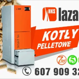 Kocioł na pellet marki Lazar Smart Fire z widocznymi pelletami, logo firmy i informacjami o gwarancji, klasie oraz certyfikacie ecodesign, a także numerem telefonu kontaktowego.
