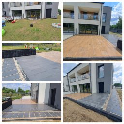 Adamex-Ogrody - Nowoczesny taras z jasnego drewna i szarych płyt betonowych, obrzeża z drobnych kamieni, widok na budynek z balkonem i ogród z zabawkami.