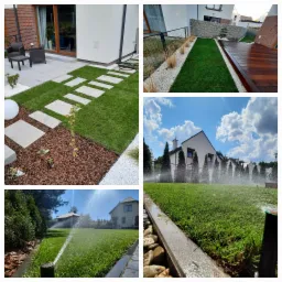 Nowoczesny ogród z równo przystrzyżonym trawnikiem, ścieżką z płyt betonowych, białym grysem, korą, drewnianym tarasem i automatycznym systemem nawadniania w akcji.