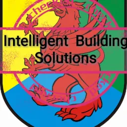 Okrągłe logo firmy Intelligent Building Solutions z czerwonym gryfem na tle podzielonym na żółty, zielony i niebieski, przekreślone różowym stemplem 'Checked'.