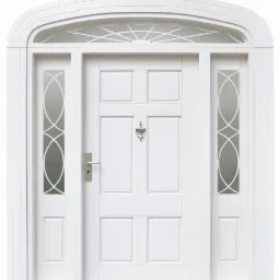 Eleganckie białe drzwi wejściowe z dekoracyjnymi szybami bocznymi i łukowym nadświetlem, ozdobny kołatka. Klasyczny design.