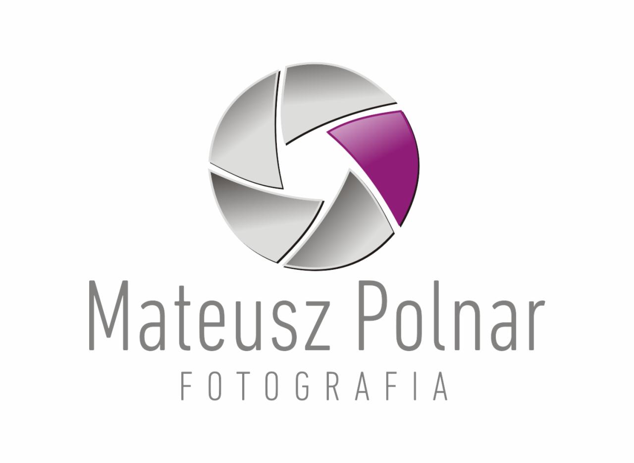 Logo fotografa Mateusza Polnara z graficznym symbolem przysłony obiektywu z jednym segmentem w kolorze fuksji.