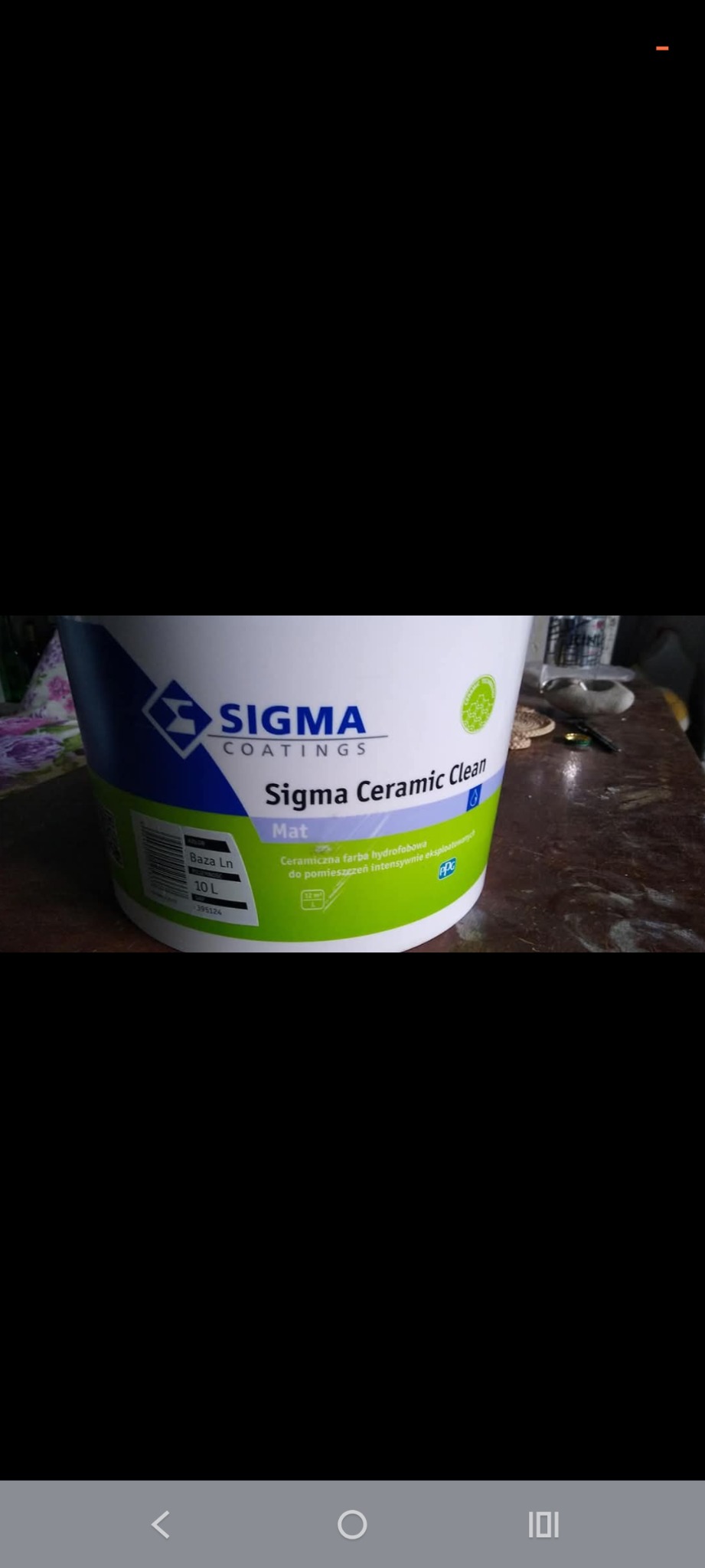 Puszka 10L farby ceramicznej Sigma Ceramic Clean Mat, z etykietą w kolorach niebieskim i zielonym, stoi na ciemnym blacie. Widoczne napisy i logo producenta.