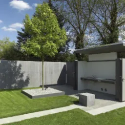 Nowoczesny ogród z minimalistyczną architekturą: betonowy mur, równo przystrzyżony trawnik, młode drzewo w kwadratowej rabacie z białym żwirem, oraz zewnętrzna kuchnia z blatem i zlewem...