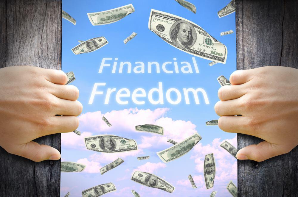 Ręce rozsuwają drewniane deski, odsłaniając niebo z chmurami i spadające banknoty studolarowe z napisem 'Financial Freedom'.