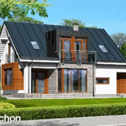 Dwukondygnacyjny dom jednorodzinny z ciemnym dachem i drewnianą elewacją, balkon z balustradą ze stali nierdzewnej, widok z poziomu chodnika.