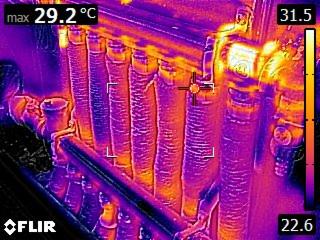 Termowizyjne zdjęcie rur grzewczych, z widocznym rozkładem temperatur od 22.6 do 31.5 stopni Celsjusza, wskazujące na potencjalne straty ciepła.