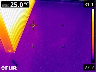 Termowizyjne zdjęcie grzejnika i podłogi, z wyraźnie zaznaczonym rozkładem temperatur w pomieszczeniu, wskazującym na potencjalne straty ciepła.