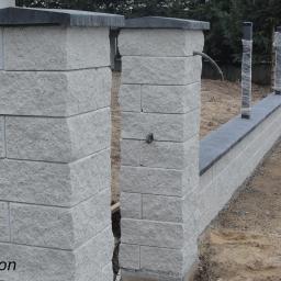 Ogrodzenie z bloczków łupanych firmy Drewbed