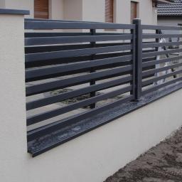 Ogrodzenie wykończone tynkiem ozdobnym typu baranek firmy Atlas