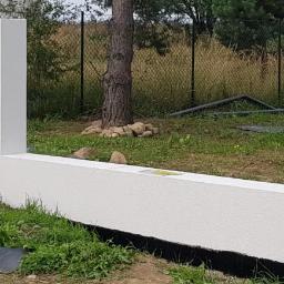 Ogrodzenie wykończone tynkiem ozdobnym typu baranek firmy Caparol