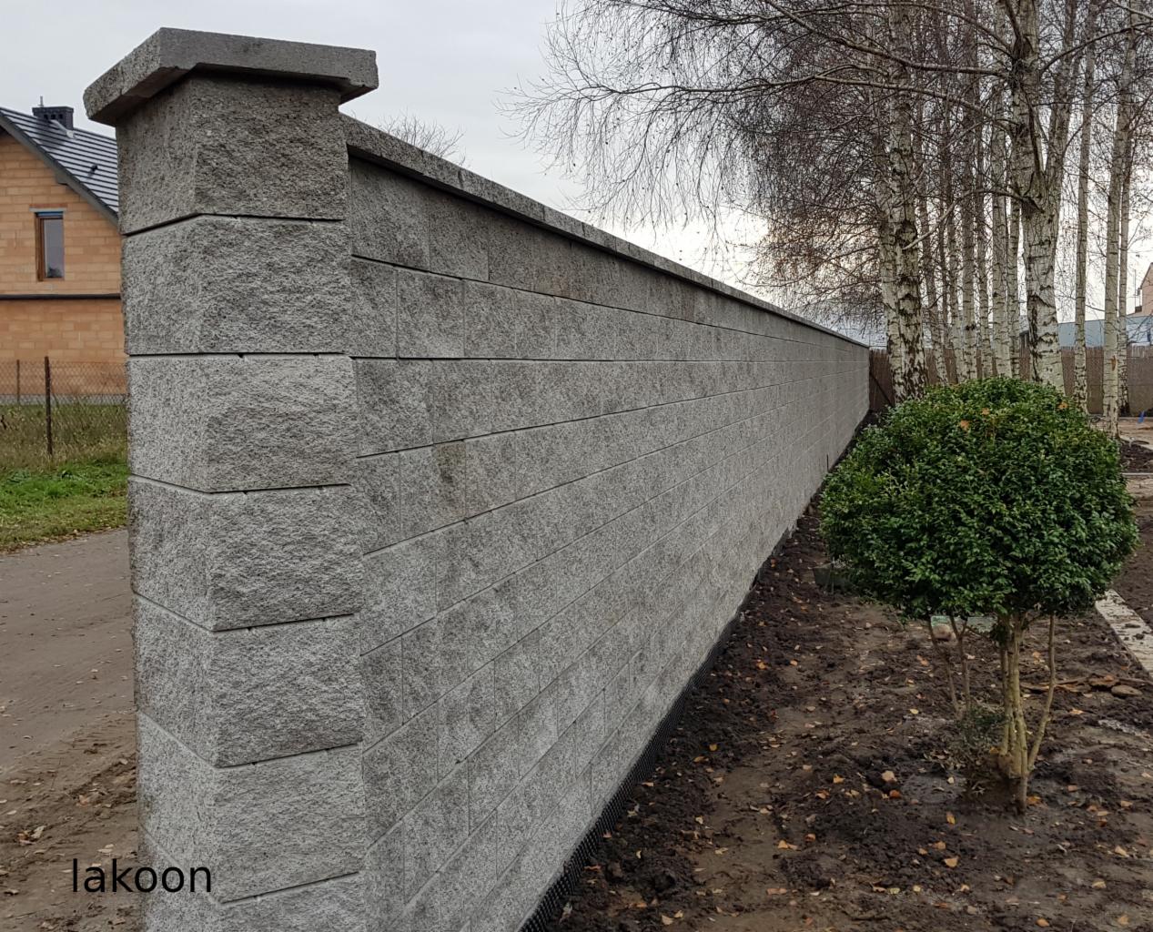 Ogrodzenie z bloczków łupanych firmy Sommelrock